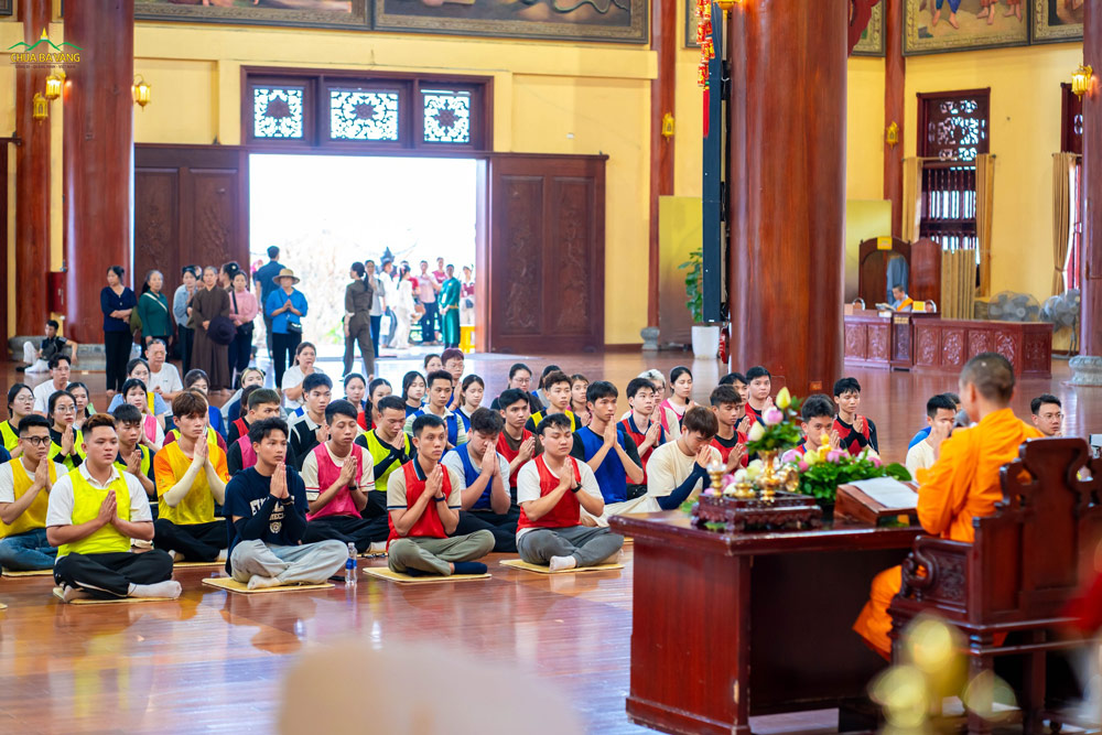 Các bạn chăm chú nghe chư Tăng thuyết Pháp, đón nhận những lời chỉ dạy từ bi của Đức Phật