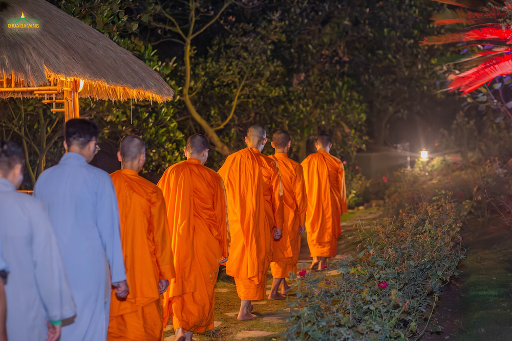 Thiền hành giúp tâm được định tĩnh, trí tuệ sáng suốt