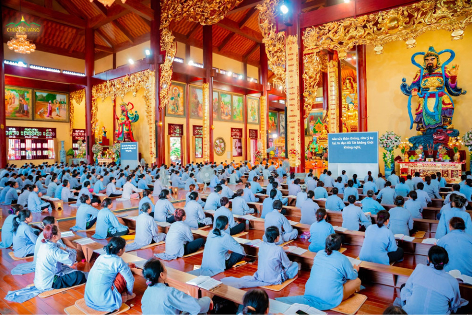 Chăm làm các việc thiện như đọc tụng kinh điển,... sẽ trợ duyên cho ta được thành tựu trên con đường công danh (ảnh minh họa)
