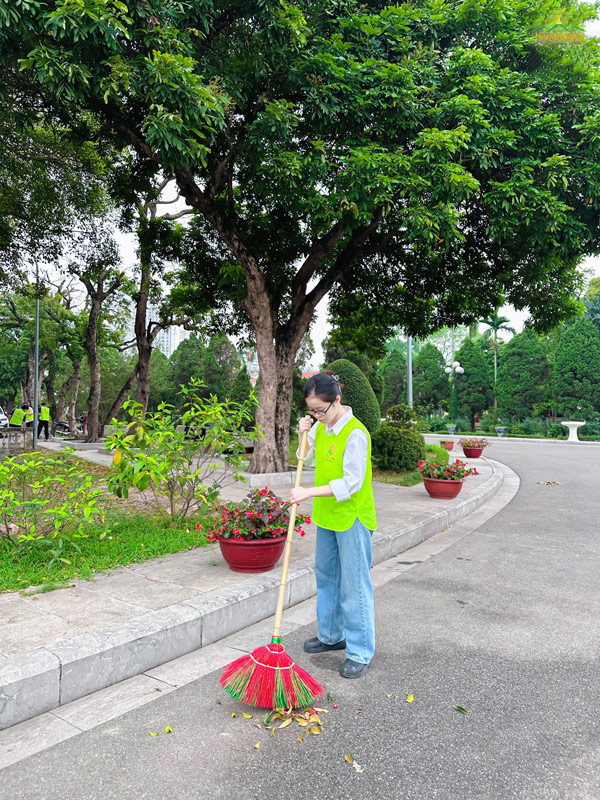 Các bạn cùng nhau quét dọn nghĩa trang liệt sĩ