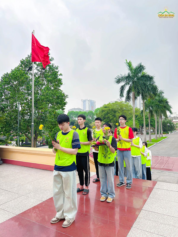 Đại diện các thành viên dâng lời tác bạch trước khi dâng hương hoa