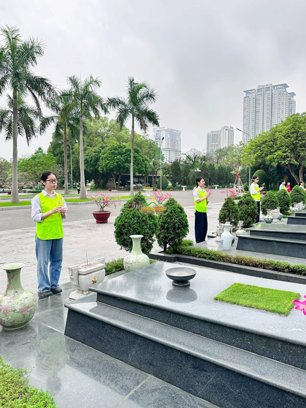 Thành kính dâng nén hương và bày tỏ tấm lòng tri ân
