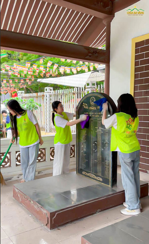 Các bạn cùng nhau dọn dẹp khuôn viên đài tưởng niệm