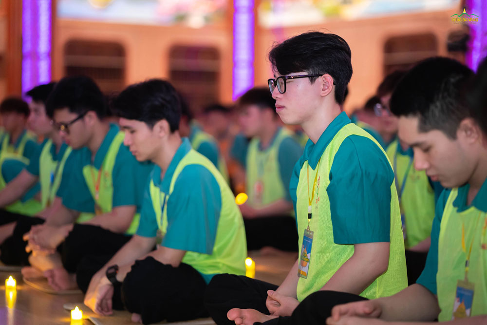 Trong không gian trang nghiêm, lắng đọng, các bạn ngồi tĩnh lại, tư duy về những khoảnh khắc trong cuộc đời