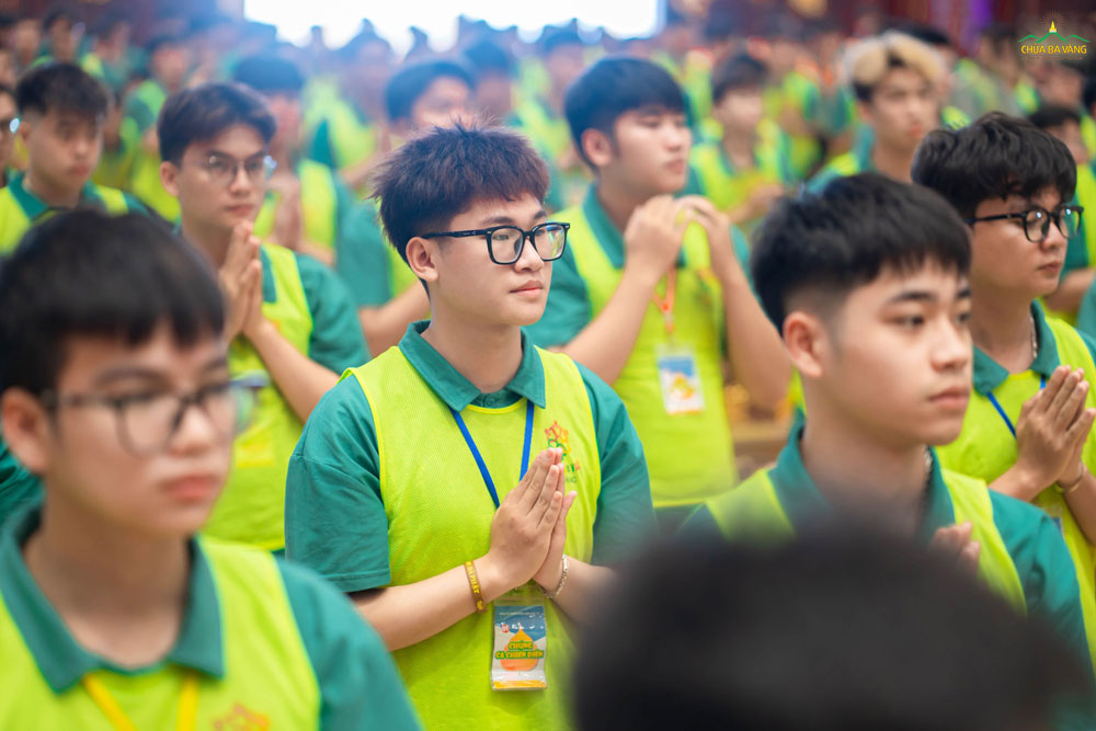 Các bạn cùng chắp tay trang nghiêm, hướng tâm theo lời bạch thỉnh Pháp