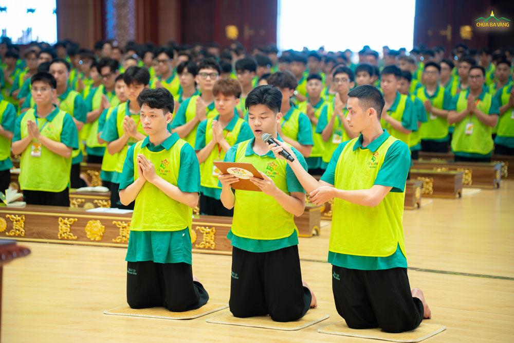 Đại diện các thành viên dâng lời tác bạch, thỉnh Sư Phụ giảng Pháp trong Khóa tu Thanh thiếu niên