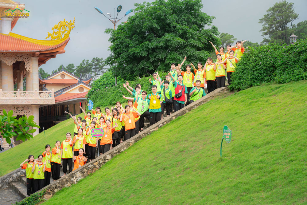 Nhà lớn - nơi gắn kết và chứa đựng bao niềm vui, hạnh phúc của tuổi trẻ
