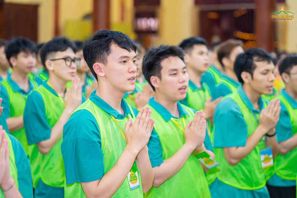 Các bạn trẻ chắp tay trang nghiêm tham gia tụng sám