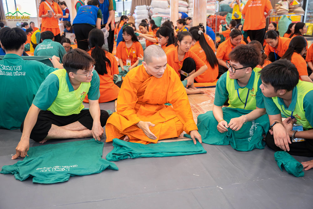 Sau khi nghe chia sẻ, các bạn được tham gia lao tác cùng chư Tăng. Có lẽ đây là những khoảnh khắc đáng quý và hạnh phúc nhất trong hành trình tu học tháng này của các bạn đúng không nhỉ?
