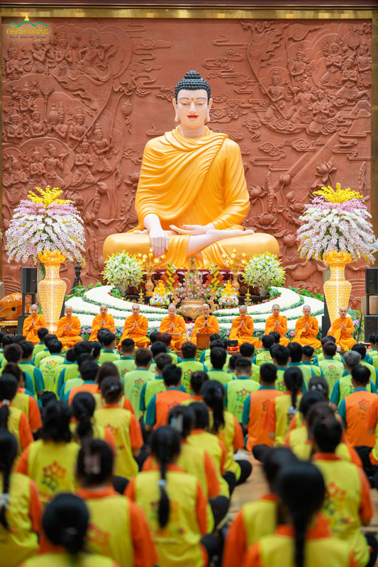 Chư Tăng niệm hồng danh Phật trước khi vào chương trình tâm sự “Ngồi lại bên nhau|Sinh ra lần thứ hai”