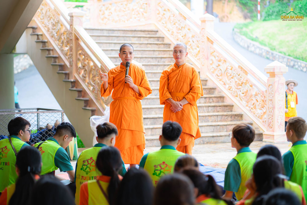 Các bạn cùng lắng nghe chư Tăng chia sẻ nhân buổi lao tác