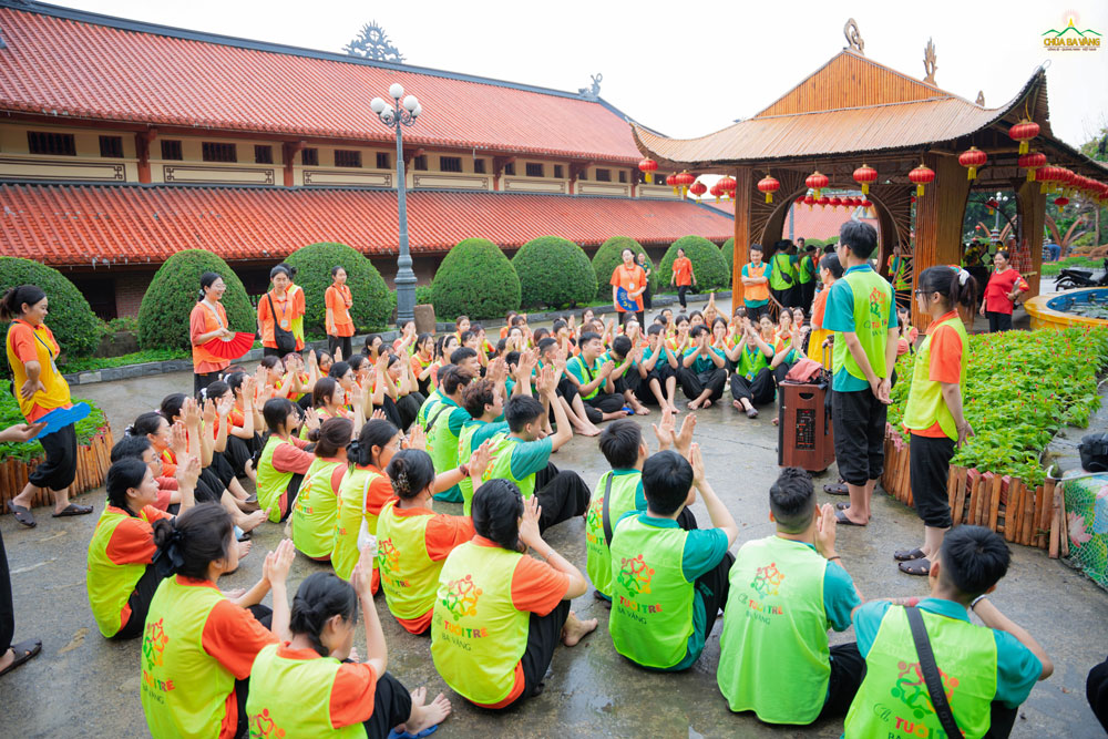 Trước khi bước vào thời gian lao tác, các bạn được cùng nhau giao lưu, sinh hoạt lớp