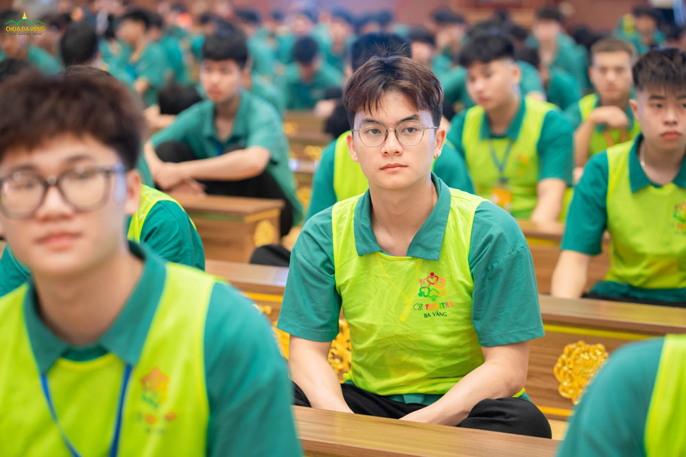Trong ngày trở về tham gia Khóa tu Thanh thiếu niên tháng 5, các bạn được nghe Sư Phụ giảng Pháp với chủ đề “Công đức hành thập thiện với tứ nhiếp Pháp”