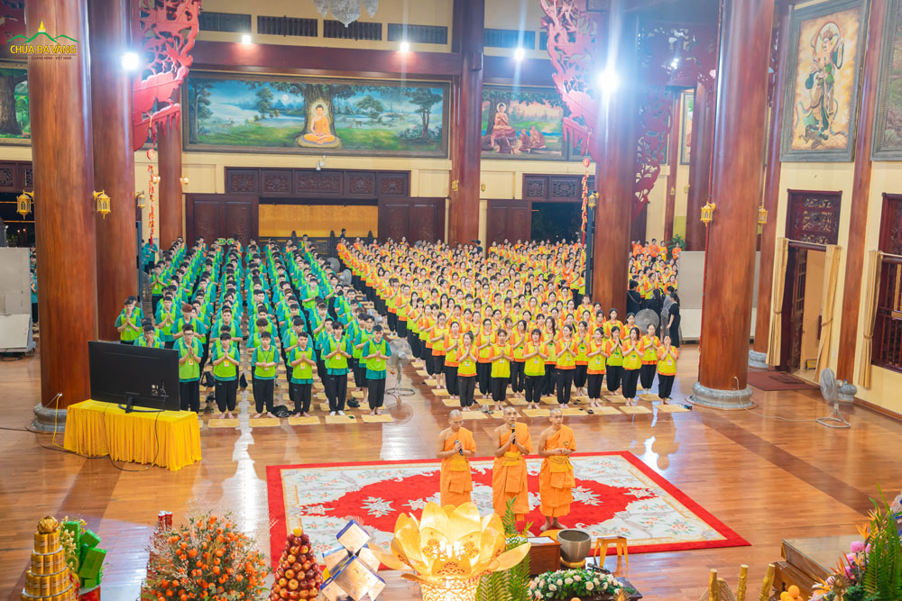 Buổi tối đầu tiên khi trở về chùa, các bạn được tham gia chương trình tụng sám - Sám hối những lỗi lầm mình đã gây tạo