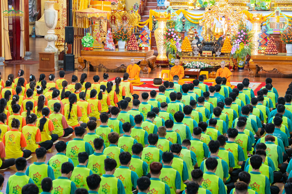 Sáng ngày thứ hai tại khóa tu, các bạn thực tập thiền theo sự hướng dẫn của chư Tăng