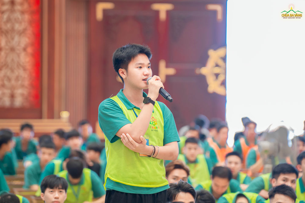 Bạn trẻ trả lời câu hỏi từ trên Sư Phụ
