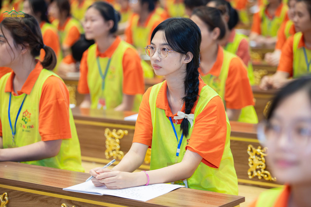 Bạn trẻ chăm chú lắng nghe Pháp thoại từ trên Sư Phụ