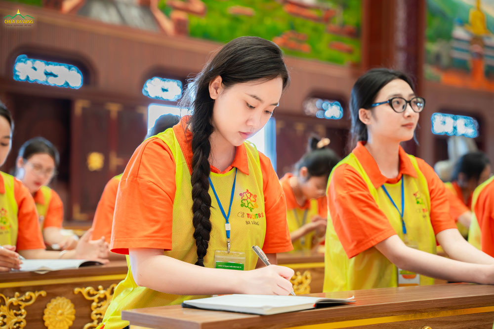 Trong không gian trang nghiêm, bạn trẻ chăm chú lắng nghe và ghi chép từng lời Sư Phụ giảng, trân trọng những bài học làm hành trang cho cuộc sống