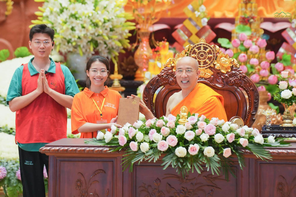 Bạn khóa sinh nhận được món quà đặc biệt từ trên Sư Phụ