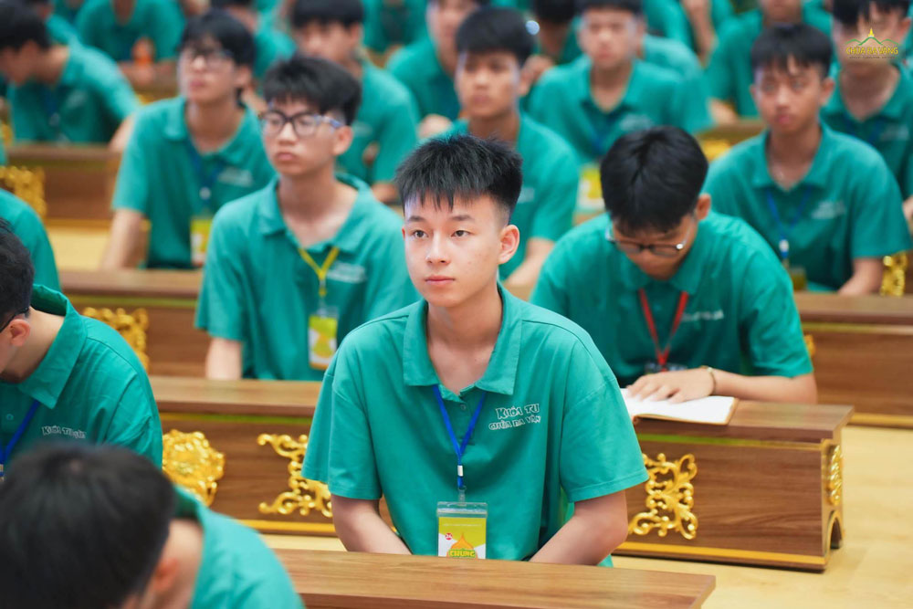 Bạn khóa sinh chăm chú lắng nghe Sư Phụ giảng Pháp