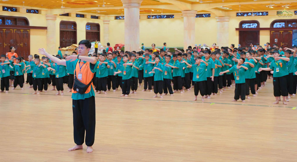 Vừa rèn luyện sức khỏe, vừa gắn kết đồng đội qua những động tác trong bài thể dục