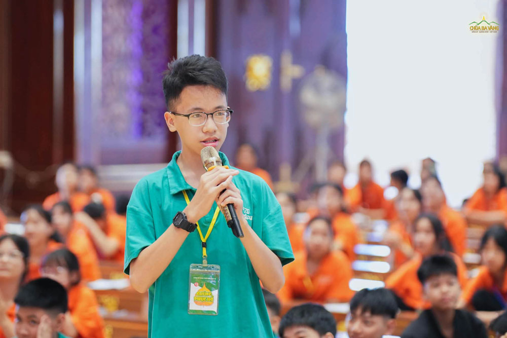 Bạn khóa sinh trả lời câu hỏi từ trên Sư Phụ