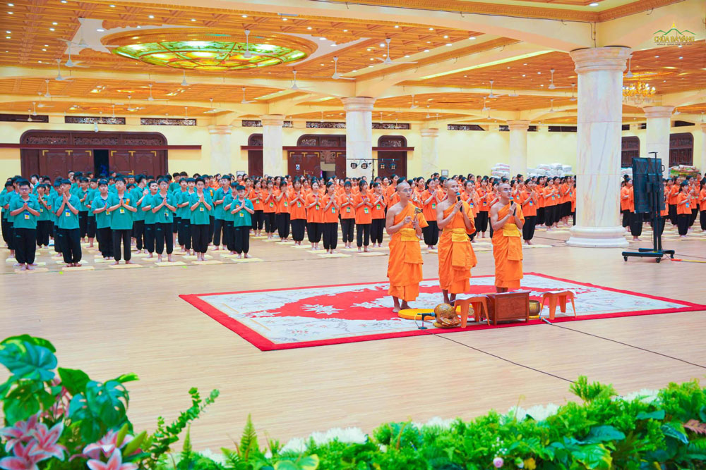 Dưới sự hướng dẫn tận tình của chư Tăng, các bạn khoá sinh tham gia lễ Phật