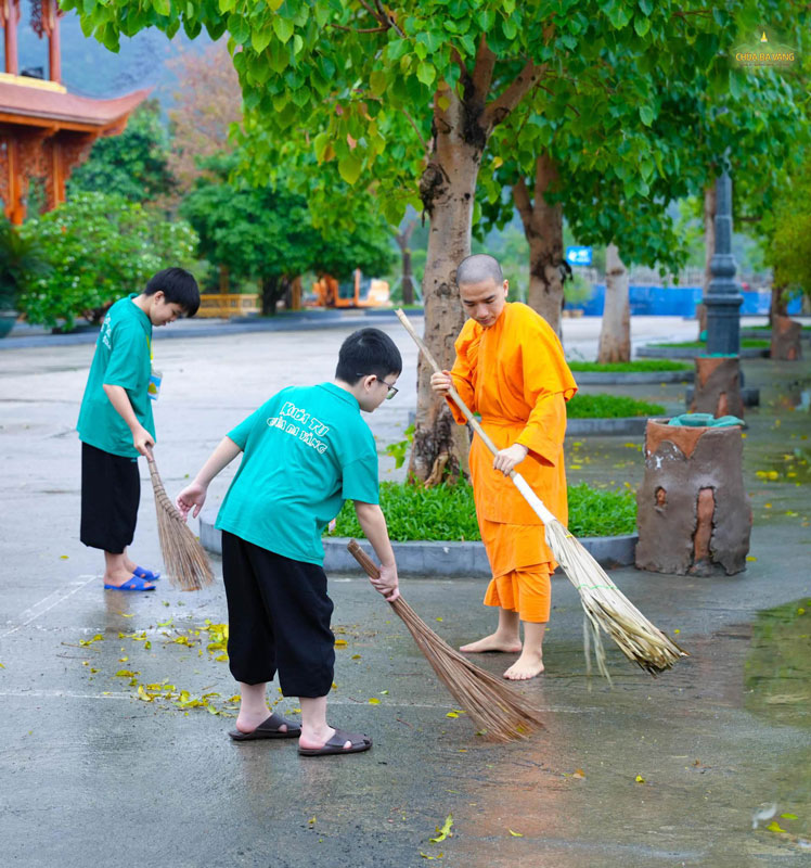 Các bạn khoá sinh chăm chỉ lao tác cùng chư Tăng