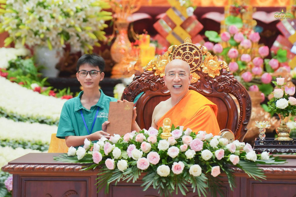 Bạn khóa sinh nhận được món quà đặc biệt từ trên Sư Phụ