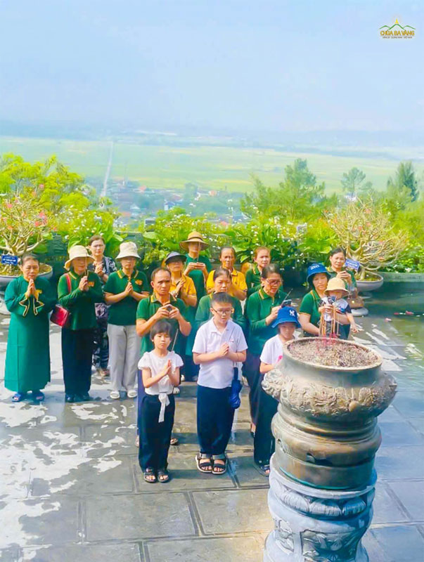 Các Phật tử cùng dâng hương bày tỏ tấm lòng tri ân nhân kỷ niệm ngày sinh của Bác