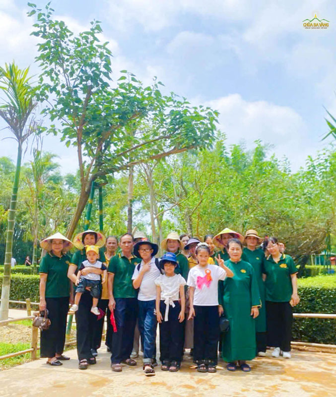 Chuyến đi đã gắn kết các Phật tử với những hoạt động ý nghĩa và tấm lòng tri ân sâu sắc hướng về người Cha già kính yêu của dân tộc