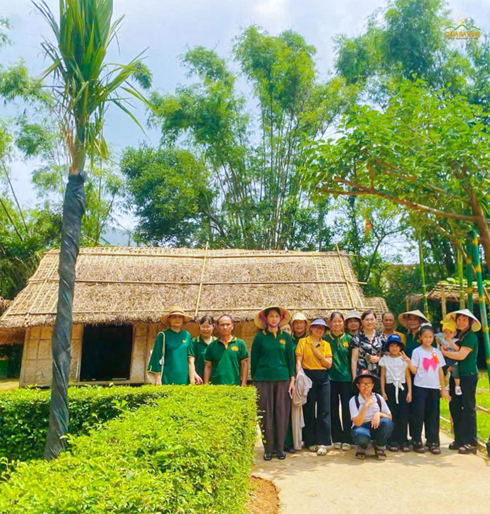 Không chỉ là một bức ảnh kỷ niệm, đây còn là lời nhắc nhở sâu sắc về nguồn cội, về đức hy sinh cao cả của Bác và thế hệ đi trước