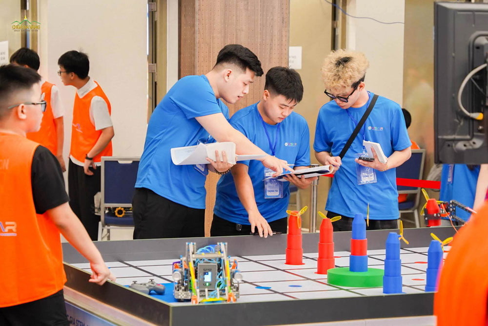Các bạn tham gia hỗ trợ làm trọng tài giải robot-robotics VSAR