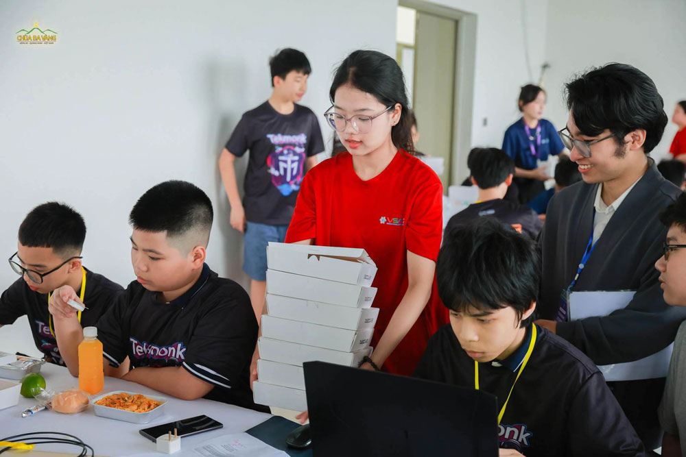 Tình nguyện viên hỗ trợ phát cơm trưa cho các thí sinh