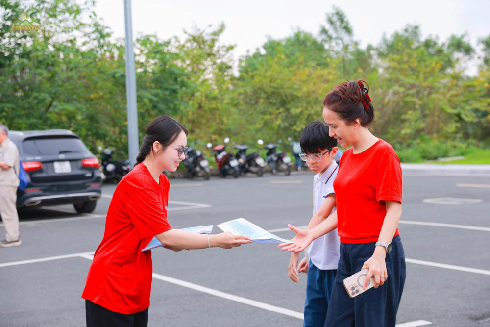 Bạn trẻ phát sơ đồ lịch trình, hướng dẫn phụ huynh và thí sinh vào khu vực thi của Ban Tổ chức