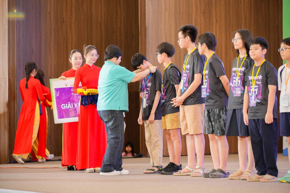 Ngoài các công việc tình nguyện viên, các bạn còn tham gia làm lễ tân tại cuộc thi