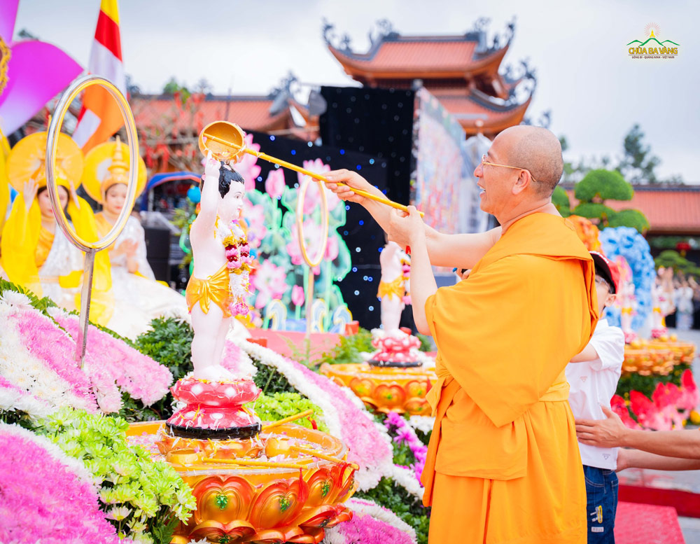 Thầy Thích Trúc Thái Minh dâng nước cúng dường tắm Phật  