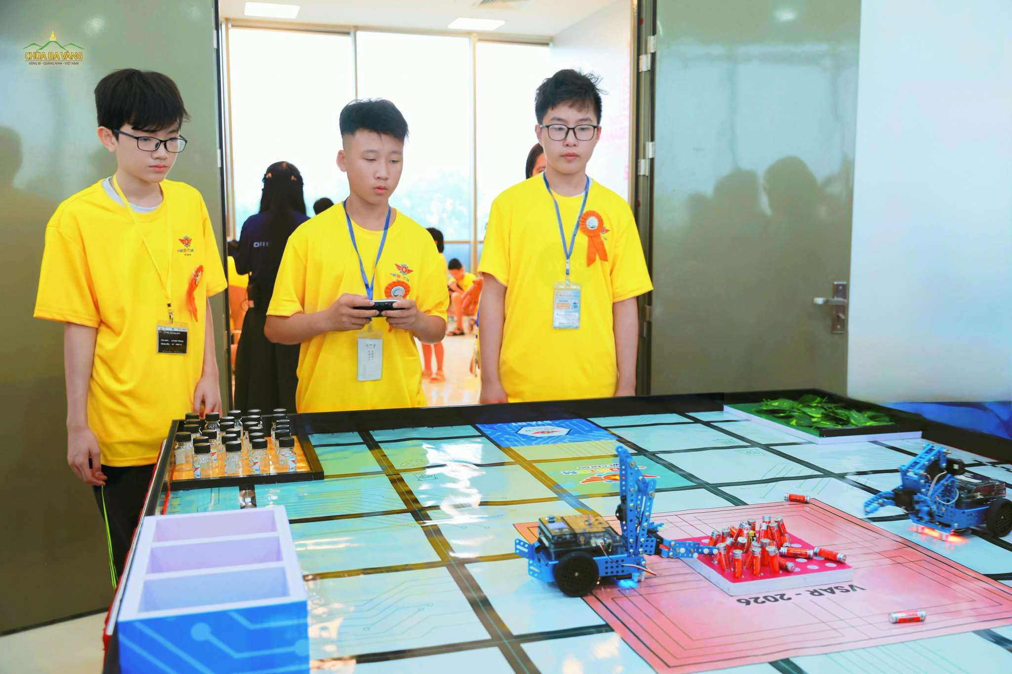 Bạn khoá sinh tập trung trong phần thi đấu