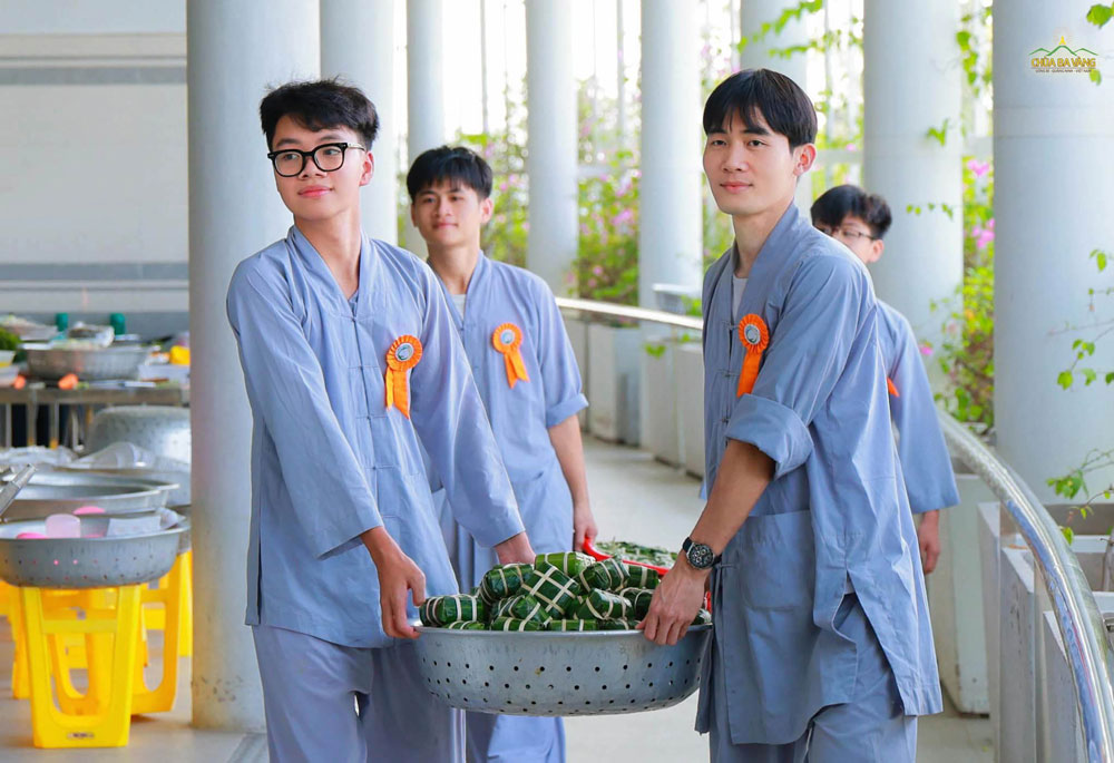 Các bạn khóa sinh vận chuyển bánh chưng đi luộc
