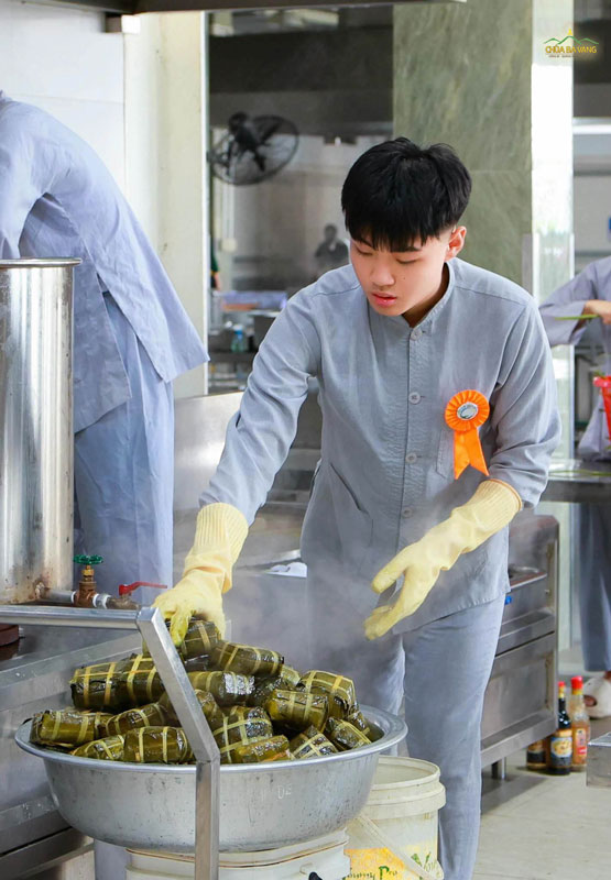Những chiếc bánh chưng nóng hổi vừa được bạn khóa sinh vớt ra từ nồi