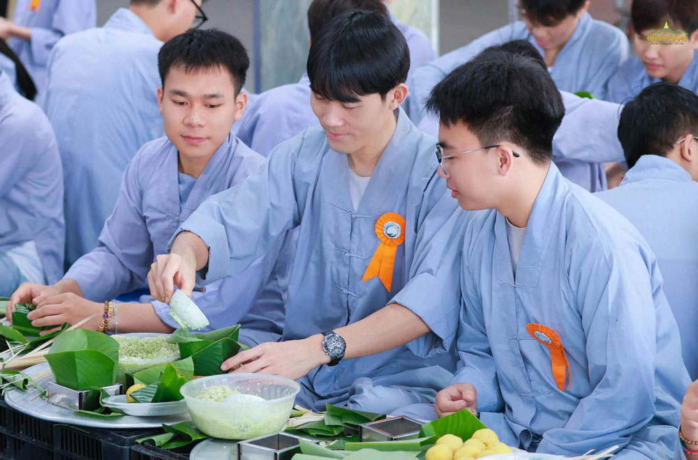 Các bạn cùng hướng dẫn nhau gói bánh chưng