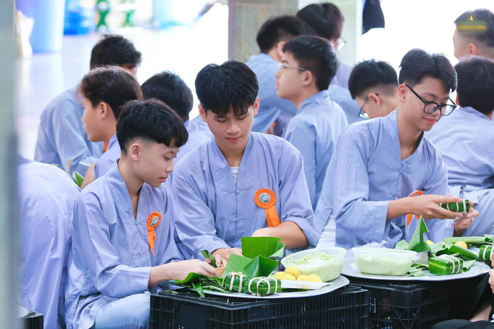 Các bạn cùng hướng dẫn nhau gói bánh chưng