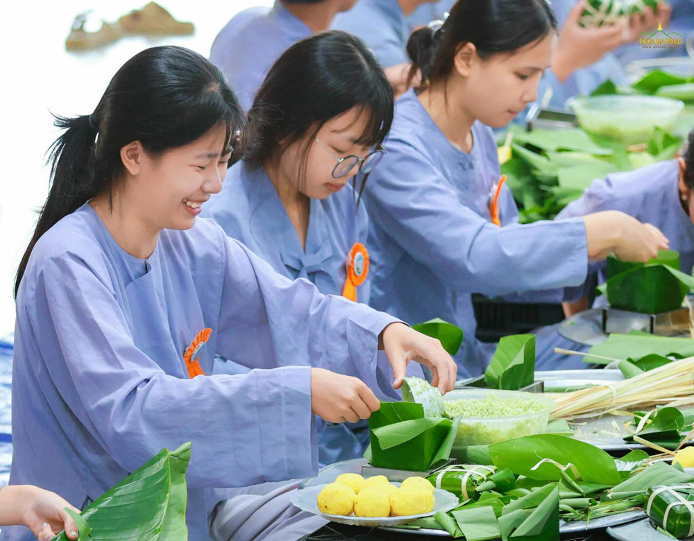 Nụ cười rạng rỡ và niềm hoan hỷ của các bạn khóa sinh nữ khi tự tay gói chiếc bánh chưng xanh
