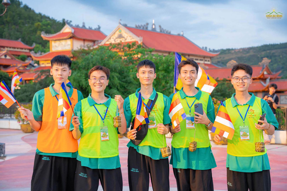 Những nụ cười hạnh phúc khi được đón nhận phần quà từ trên Sư Phụ