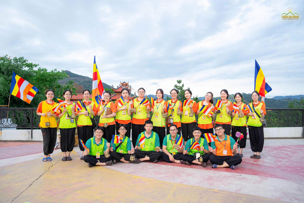 Các thành viên Khối Thanh Xuân cùng chụp hình, lưu lại kỷ niệm