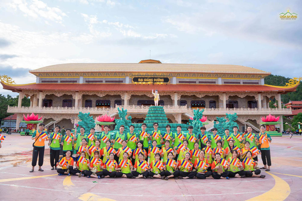 Hẹn mọi người cuối tuần này về Nhà lớn đón Phật đản cùng Khối Trần Đại Nghĩa chúng mình nhé!