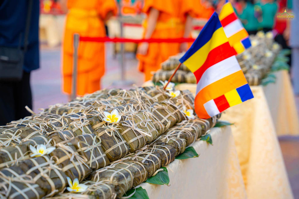 Những chiếc bánh chưng được thắt thêm “chiếc nơ” xinh xắn, xếp ngay ngắn trên nền lá xanh, sẵn sàng được trao đến các bạn khóa sinh như một món quà đầy yêu thương.