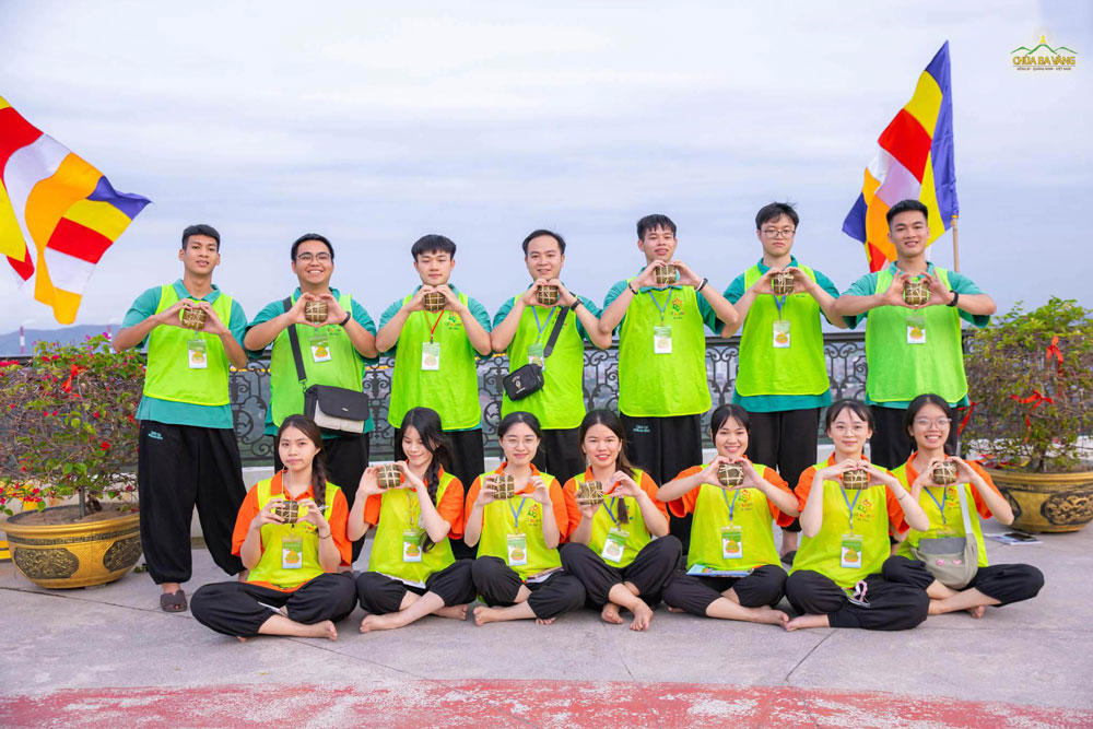 Cùng check-in với chiếc bánh chứa đựng nhiều tình yêu thương