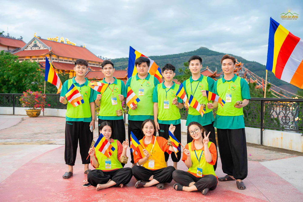 Các thành viên trong Khối Thanh Hóa hân hoan nhận quà Phật đản