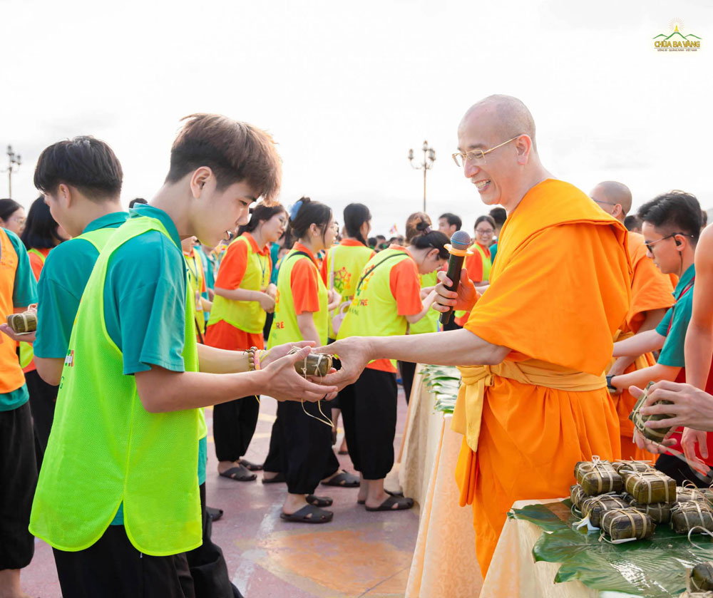 Bạn trẻ đón nhận phần quà từ trên Sư Phụ